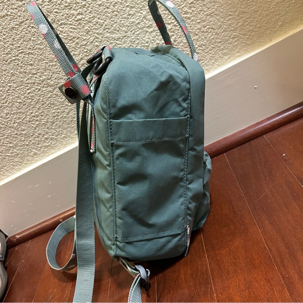 FJALLRAVEN Kanken Backpack Mini Frost Green-Confetti Pattern seat pad excellent - Picture 4 of 9